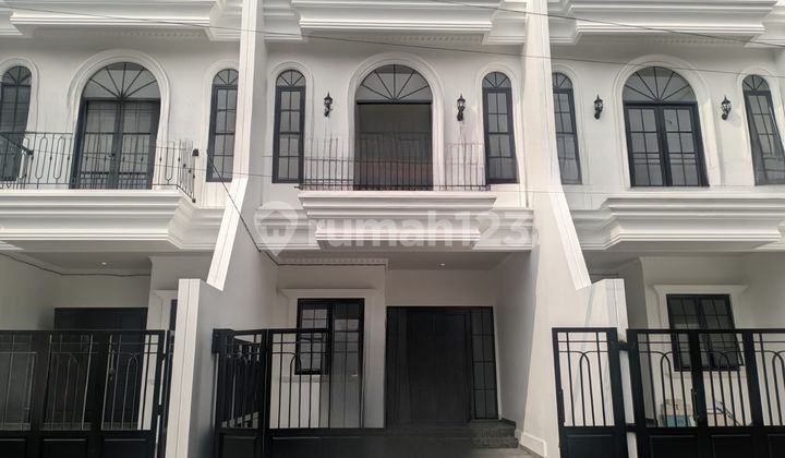 Di Jual 3 Unit Rumah Baru Desain Classic Modern Siap Huni Lokasi Strategis Dekat Fasilitas Umum & Ke Jalan Utama Otista Raya,cawang 1