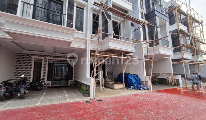 Dijual Rumah Baru Mewah Kokoh 3 Lantai Dlm Cluster One Gate, Strategis Dekat Ke 3 Exit Tol.di Jagakarsa Jakarta Selatan