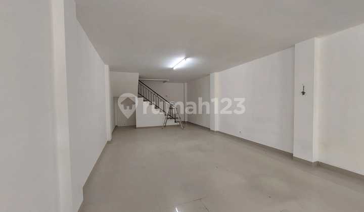 FOR RENT: 3-STORY SHOPHOUSE IN PRIME BUSINESS LOCATION, EAST GATSU DENPASAR 2