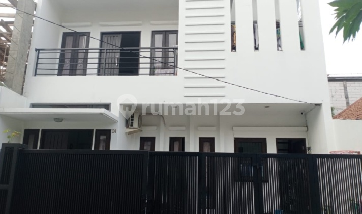Rumah Minimalis 2 Lantai Di Tebet Timur, Jalan 2 Mobil
