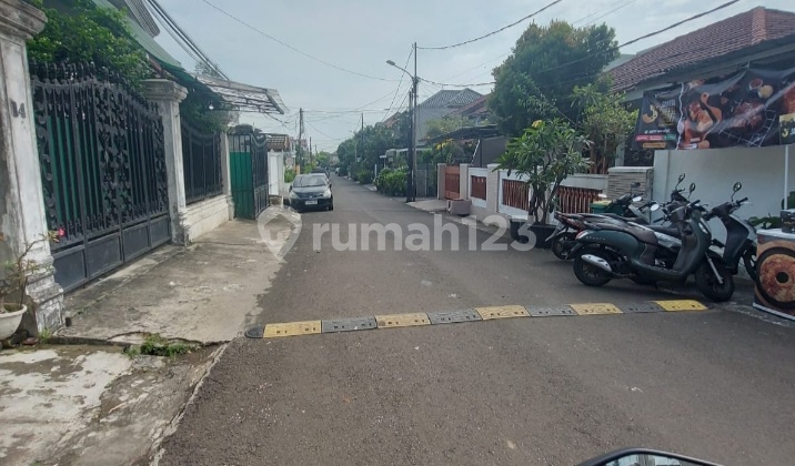 Affordable House in Tebet, 2-Car Width Road, Close to Office Buildings 2