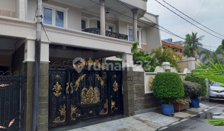 Rumah Minimalis Modern 2,5 Lantai Di Tebet Timur,jalan Depan 2 Mobil, Depan Taman