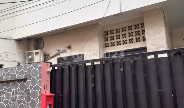 Affordable Minimalist 3-Story House in West Tebet 2