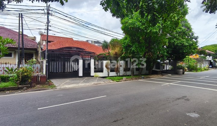 Investor Alert!! Rumah Vintage Luas di Lokasi Emas. Cocok untuk Usaha atau Dipecah Bangun Beberapa Rumah Baru untuk di Lahan yang Lega