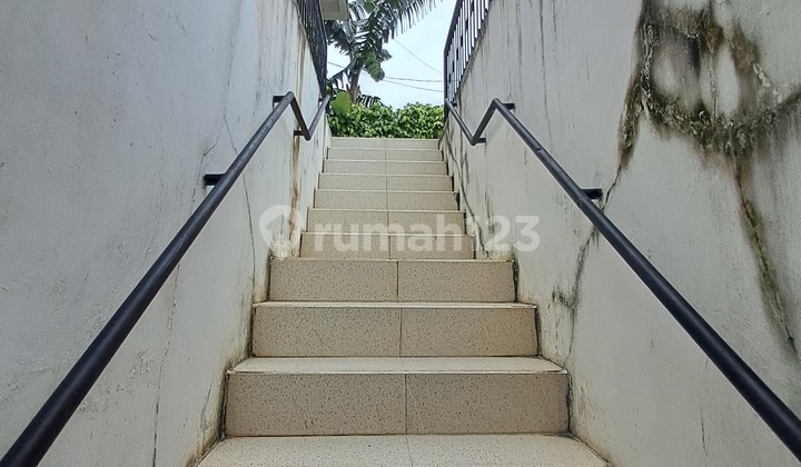 Rumah Luas Hitung Tanah Dalam Komplek Di Cinere Yang Bebas Banjir SHM di Cinere Rumah Butuh Minim Renovasi 2