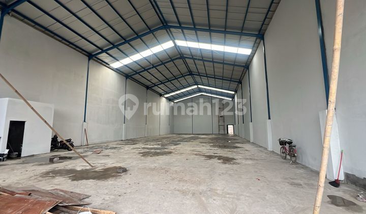 For Rent: Yugi Dipakuhaji Warehouse, strategic location with 40-foot container access, already has industrial permit.