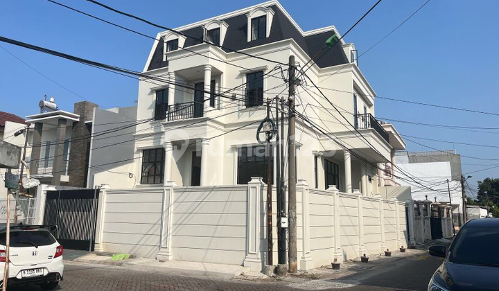 3 Story House in Citra Garden 2 with Brand New Certificate