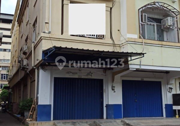 4-Story Shop House in Mutiara Taman Palem, West Cengkareng 67.0 m² Semi Furnished with SHM