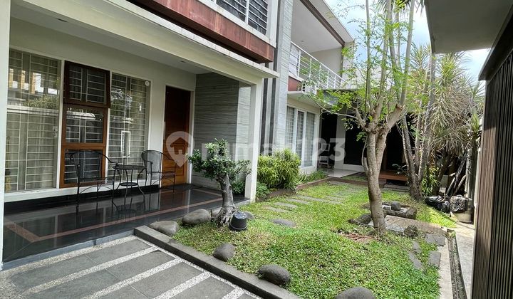 Rumah Besar, Asri dan Terawat di Komplek Suryalaya Indah