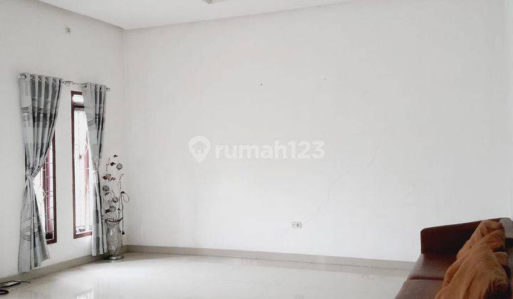ruang keluarga rumah mewah strategis di taman