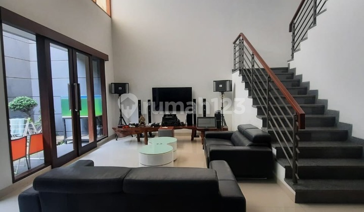 Rumah Mewah Full Furnished di Batununggal, Bandung