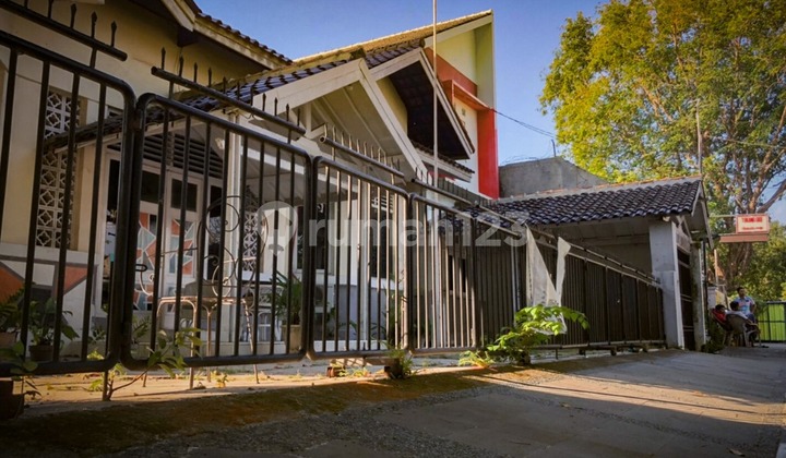 House &amp; 13-room boarding house located in downtown Cirebon