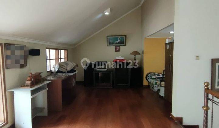 ruang keluarga rumah mezzanine cantik di millenium