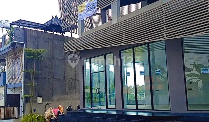 Bangunan Serba Guna di Pantai Nyanyi