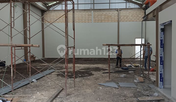 Gudang Baru Jalan Utama Mahendradata Hadap Timur