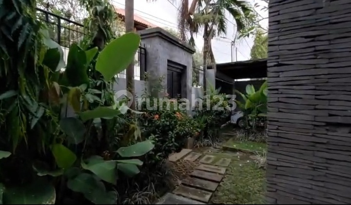 Rumah Furnished 3+1 Br Area Premium Renon Hadap Barat