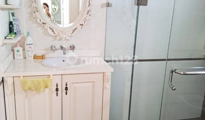 Apartemen Taman Anggrek Full Furnished, Strategis dan Interior Mewah di Grogol