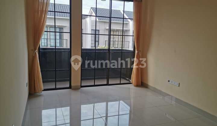 Mom, Rarely Available, Affordable and Strategic House in Green Village Cipondoh. 2