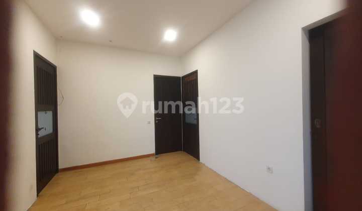 Rumah Bagus 2 1/4 Lantai di Tomang Jakarta Barat