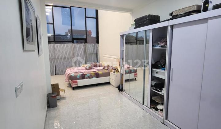 Rumah Bagus Dan Sangat Terawat 3 Lantai di Metland Puri Lokasi Ok