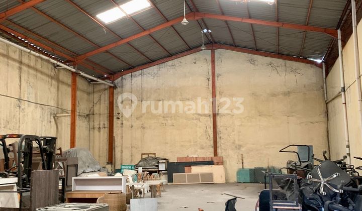 Warehouse Negotiable on Jalan Raya Besar Ciledug near Business Education Area and Public Facilities Warehouse Negotiable on Jalan Raya Besar Ciledug near Business Education Area and Public Facilities