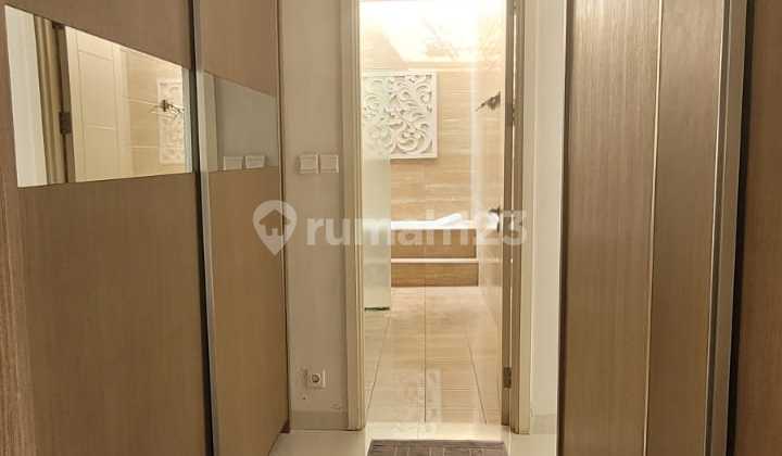 Jarang ada, Rumah View Pool, selangkah ke Swimming Pool di Gading Serpong