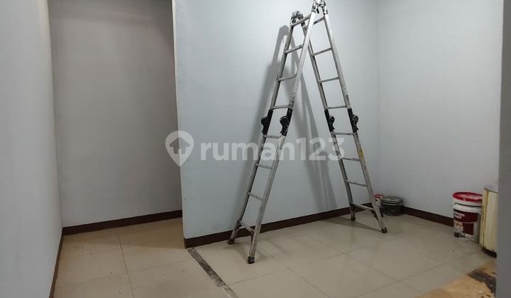 Good 3.5-Story Shop House in a Strategic Area, Price only 90 Million/Year at Daan Mogot 2