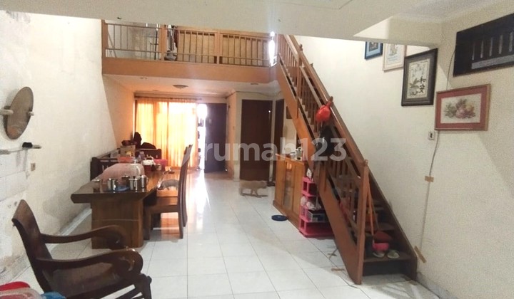 Rumah sudah SHM Hadap Timur dan Area Strategis Harga Nego di Taman Semanan Indah!