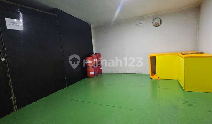 Very Spacious Warehouse for Business Use, Equipped with Cargo Lift and Located in a Comfortable Area of BSD.