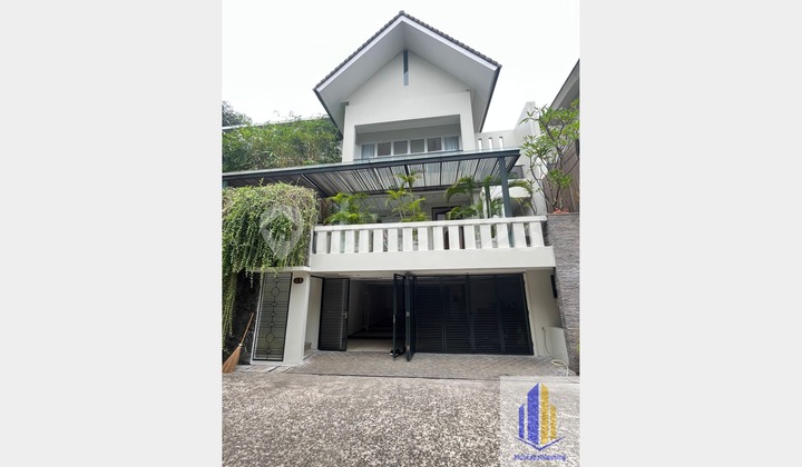 Modern House dengan Pool dan Semi Furnished di SCBD Area