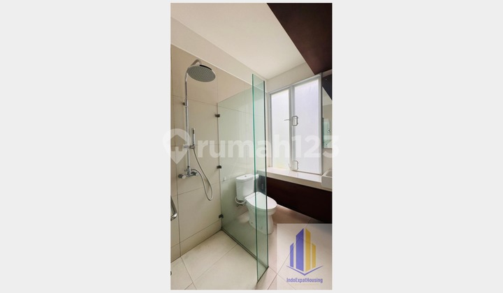 Modern House dengan Pool dan Semi Furnished di SCBD Area 2