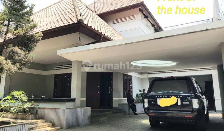 Rumah 3 Lantai Semi Furnished di Menteng, Jakarta Pusat 1