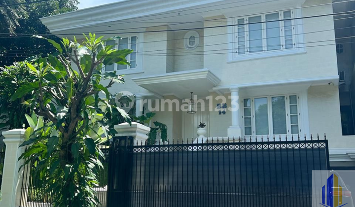 Rumah Luxury Fully Furnished dengan Kolam Renang di Pondok Indah