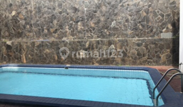 Has Swimming Pool And 6 Bedrooms