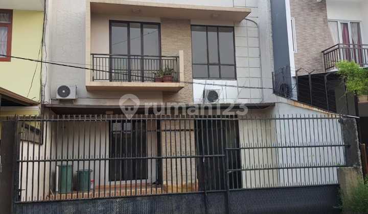 Wilson House in Meruya Puri Kav DKI Size 8X15 2