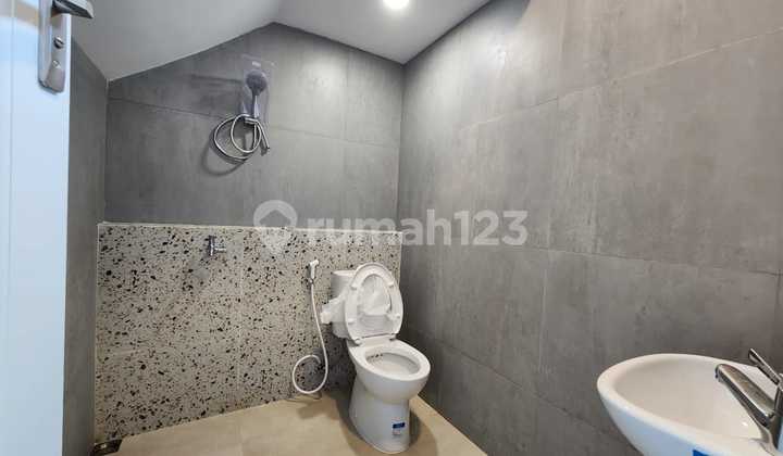 Wilson Rumah baru 3.5 lantai jalan 3 mobil di metland puri 6