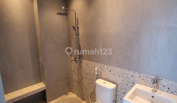 Wilson Rumah baru 3.5 lantai jalan 3 mobil di metland puri 7