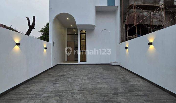 Wilson Dijual Rumah Santorini Dengan Ceiling Tinggi Di Meruya Utara 1