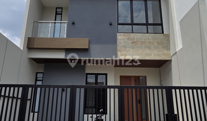 Wilson Rumah Baru Modern Minimalis Hadap Selatan di Taman Villa Meruya