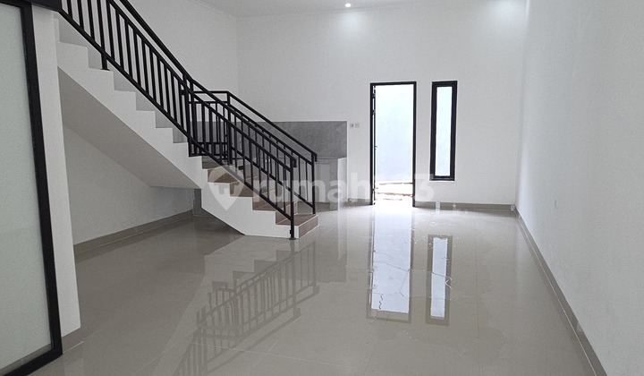 Wilson Rumah 3 Lantai Hadap Selatan di Meruya Puri 2