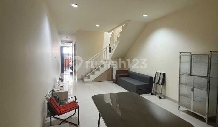 Wilson Rumah Terawat Siap Huni Row Jalan Besar di Meruya Kav Dki 2