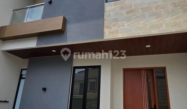 Wilson Rumah Baru Modern Minimalis Hadap Selatan di Taman Villa Meruya