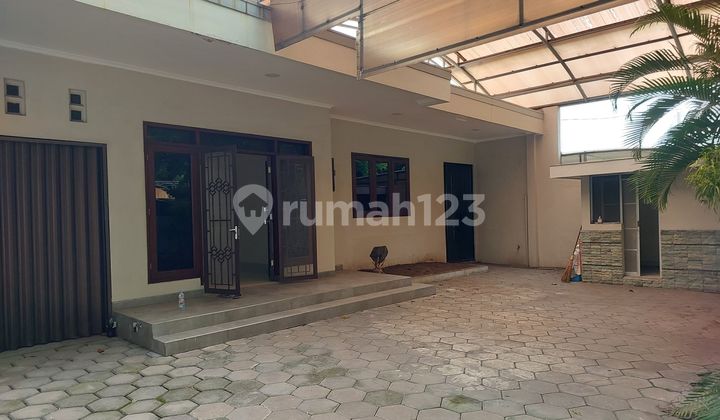 Strategic House in the City Center Near Simpang5 Gajah Mada Semarang Strategic House in the City Center Near Simpang5 Gajah Mada Semarang