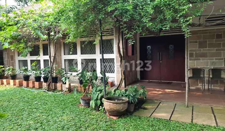 Bangunan Rumah Lama Siap Huni Kondisi Terawat Area Darmawangsa