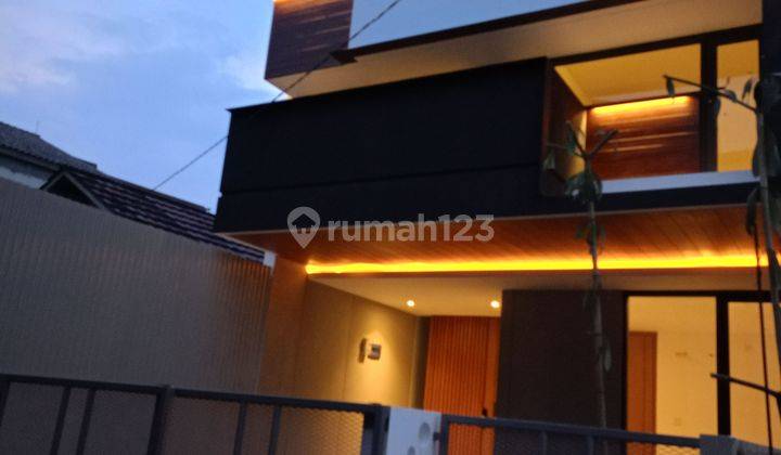 Rumah Baru 2 Lantai Bangunan Istimewa Strategis Tengah Kota  1