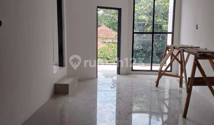 Rumah 2 Lantai Bangunan Baru di Margahayu Raya 2