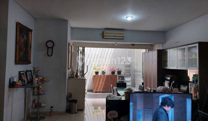 ruang keluarga rumah 2.5 lantai, pinang residence