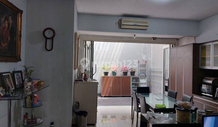 ruang makan rumah 2.5 lantai, pinang residence