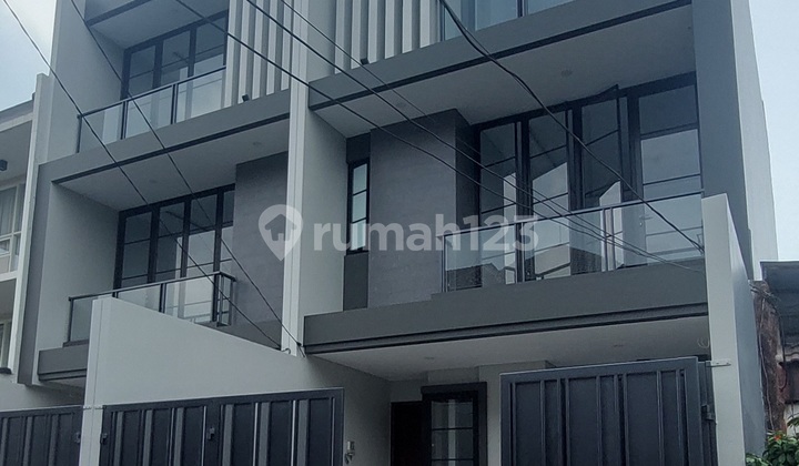 Rumah Mewah 3 Lantai Sunrise Garden Jakarta Barat