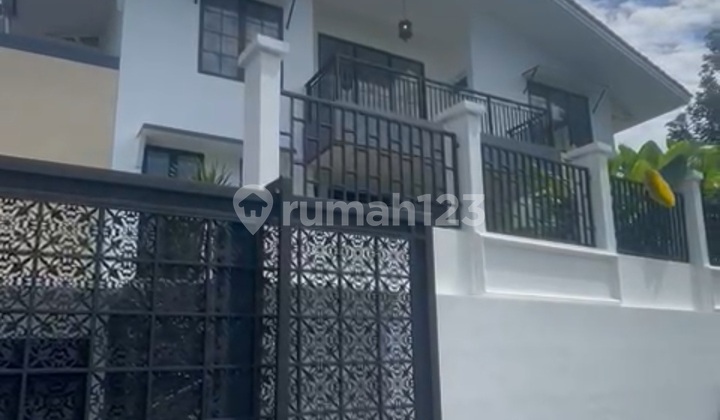 Rumah Minimalis Ada Kolam Renang Hadap Selatan di Pondok Indah
